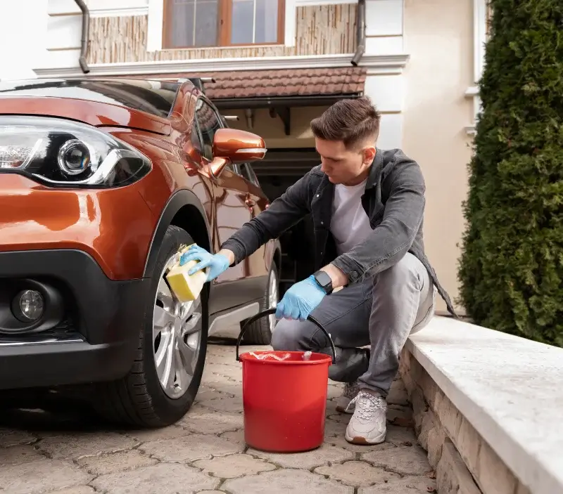 Lavage auto à domicile Arvière-en-Valromey : professionnel intervenant sur un véhicule